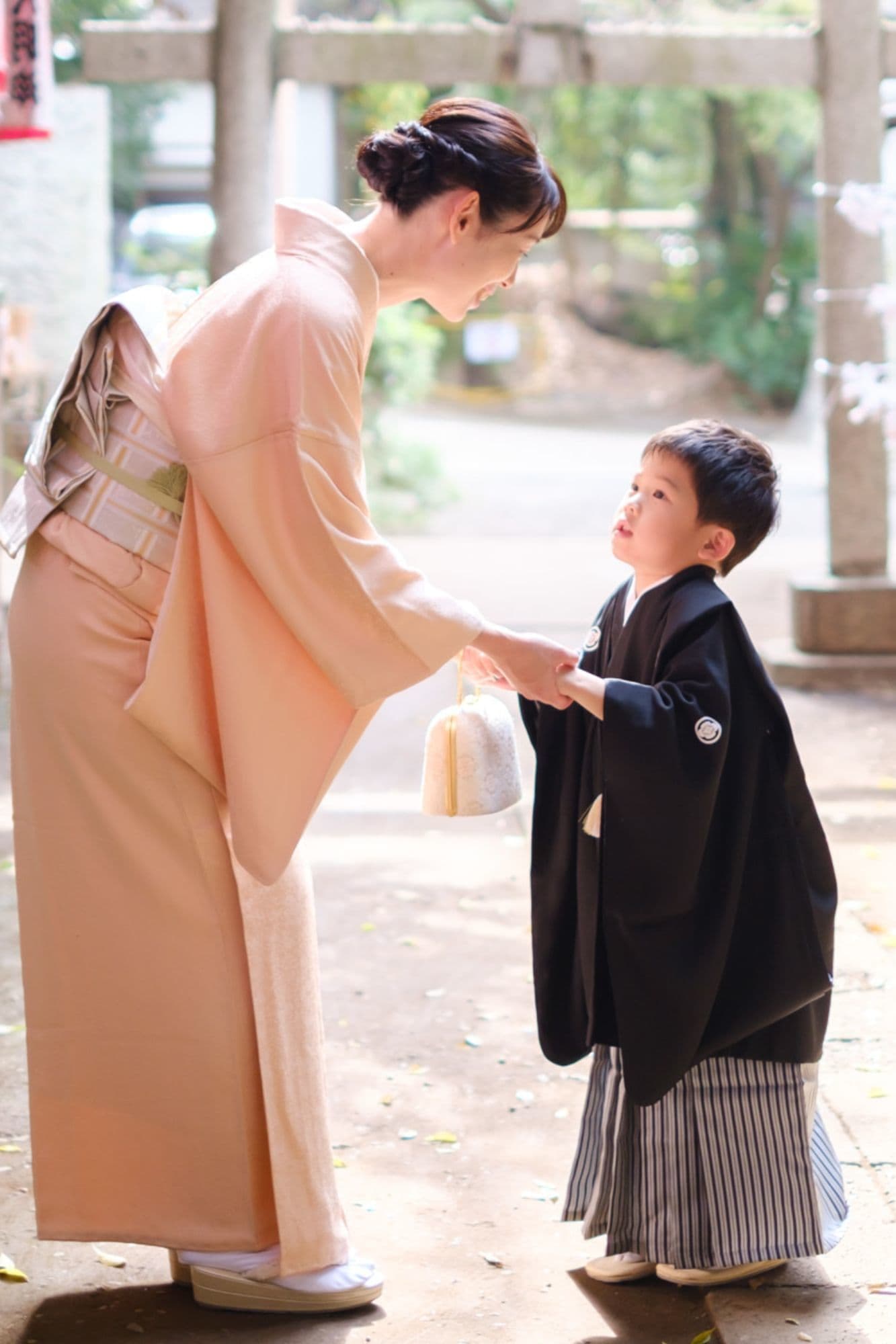 七五三の男の子とお母さん・代々木八幡宮