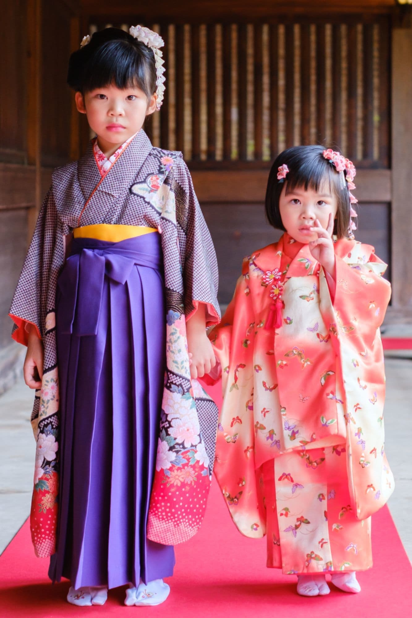 代々木八幡宮で七五三をする姉妹