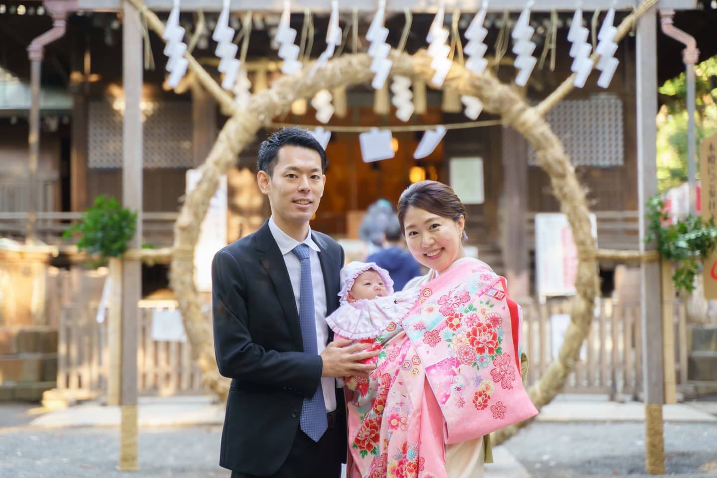 代々木八幡宮のお宮参りでパパとママに囲まれた赤ちゃん