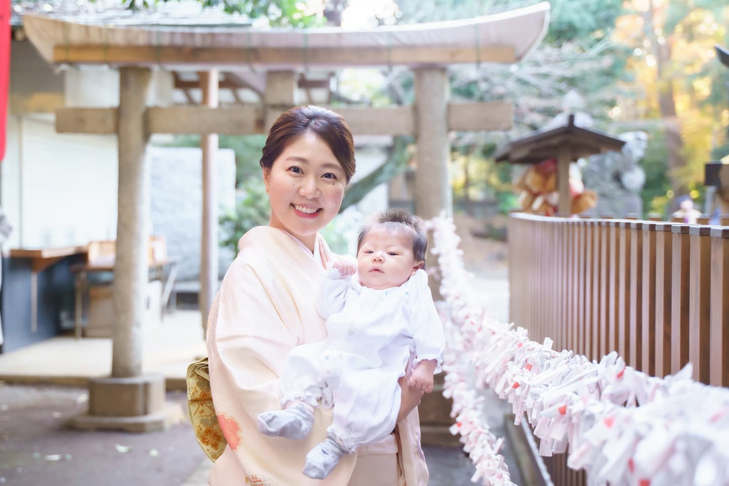 代々木八幡宮のお宮参りで着物のママと赤ちゃん