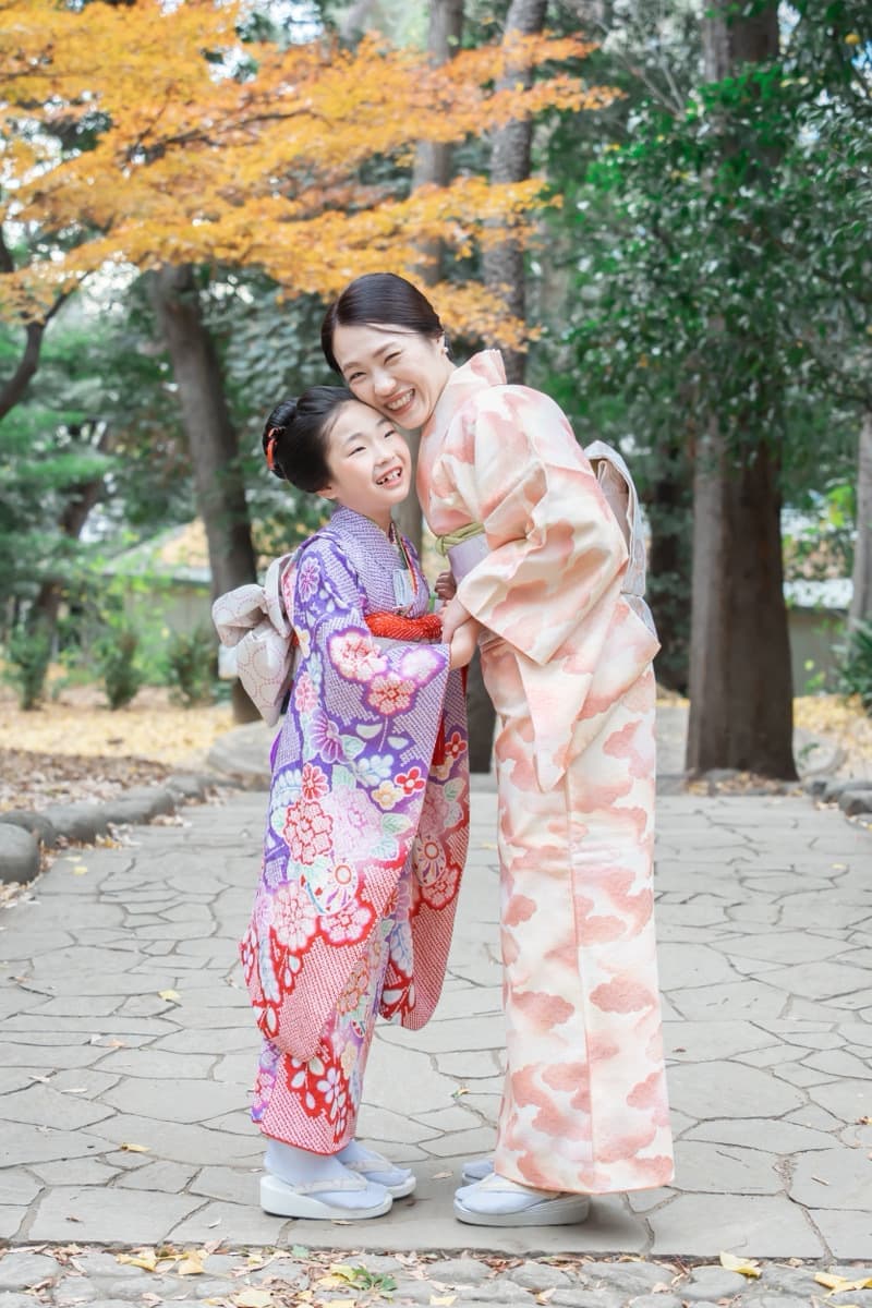 代々木八幡宮での七五三撮影風景。着物姿の7歳の女の子とお母さんの写真。