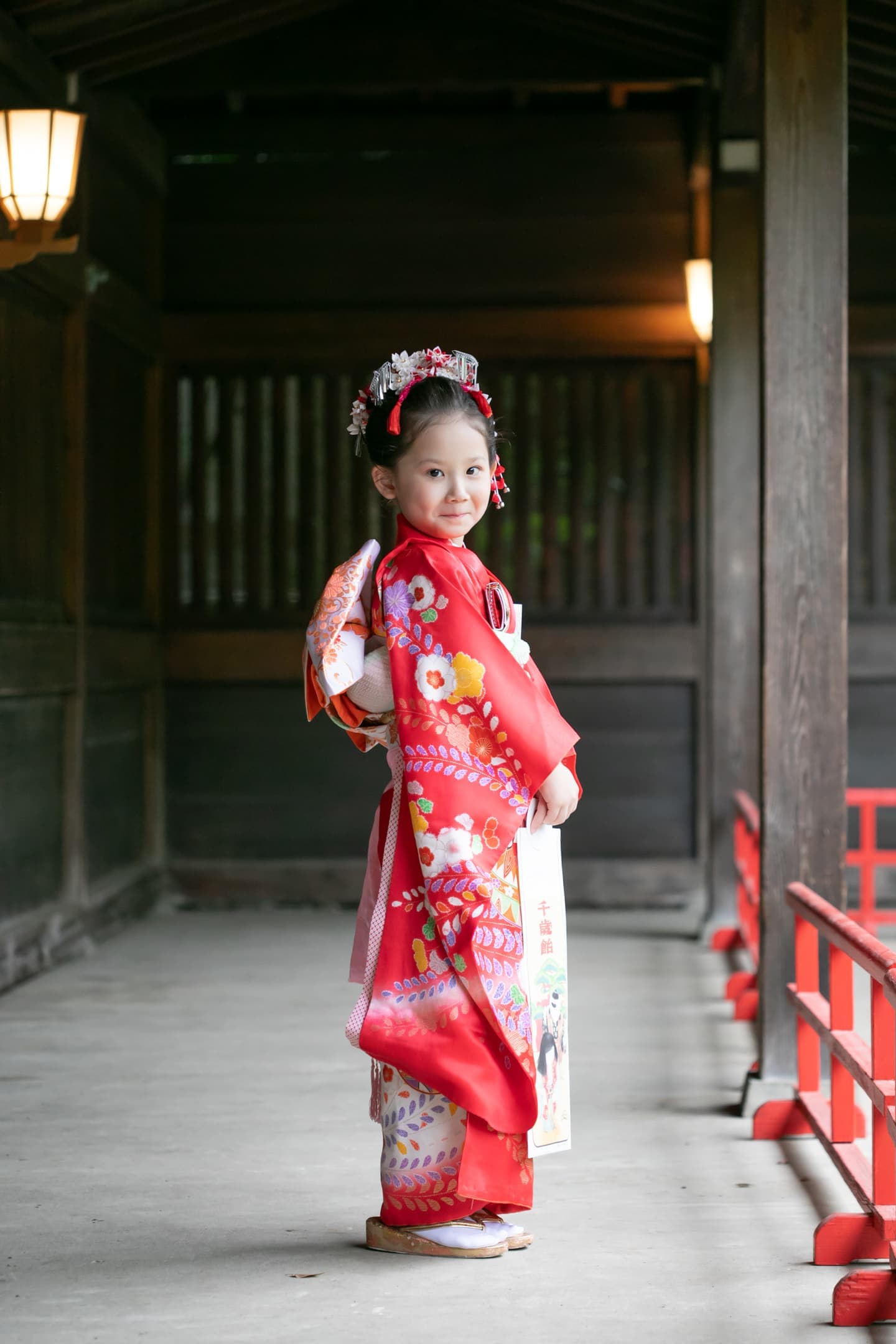代々木八幡宮の回廊で七五三撮影の７歳の女の子の着物姿の写真・Splashフォトサロン