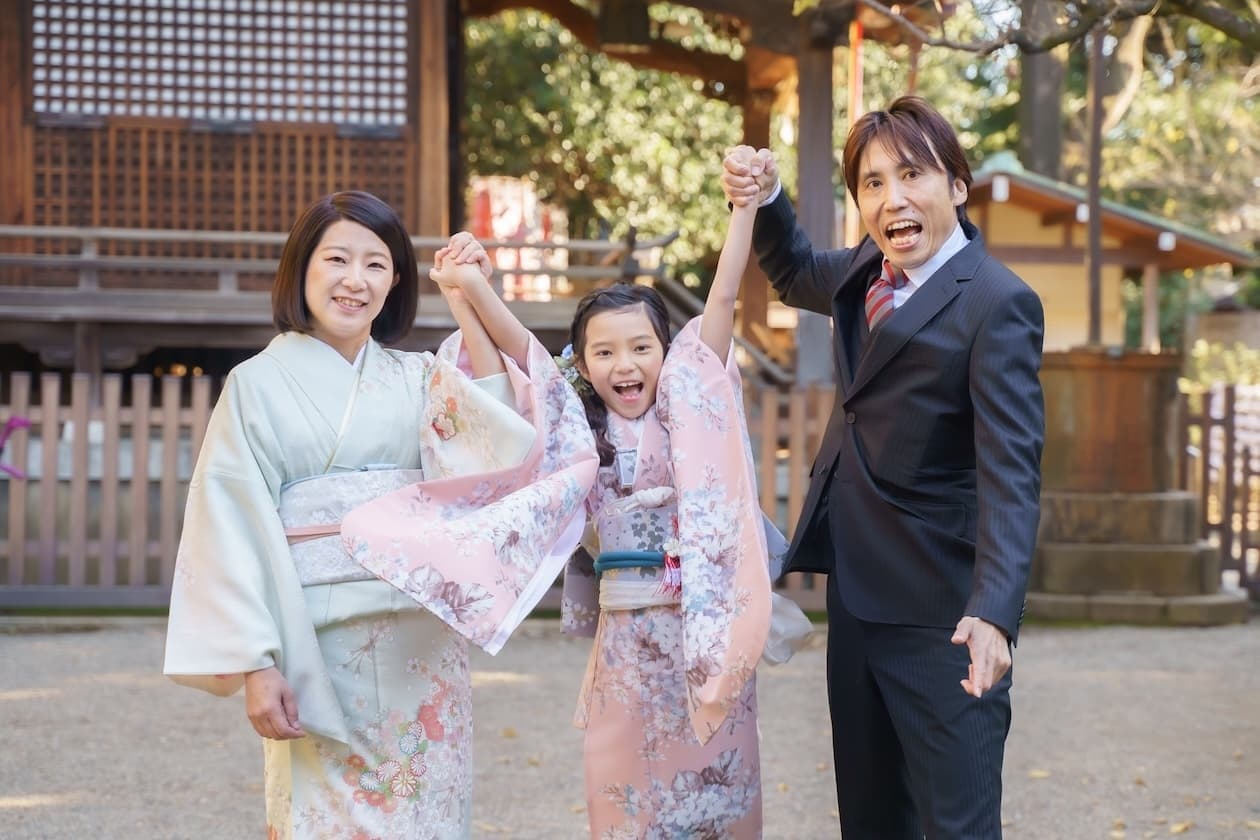 代々木八幡宮の７歳の七五三の女の子とパパとママの写真。手を繋いで楽しそうです。｜Splashフォトサロン