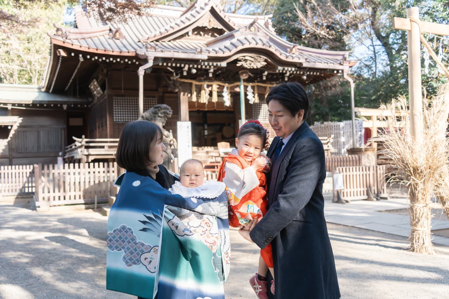 代々木八幡宮でお宮参りと七五三の出張撮影をしたご家族の写真。赤ちゃんと7歳の女の子とパパとママが楽しそうです。｜Splashフォトサロン