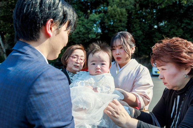 代々木八幡宮のお宮参り撮影に集合するご家族写真