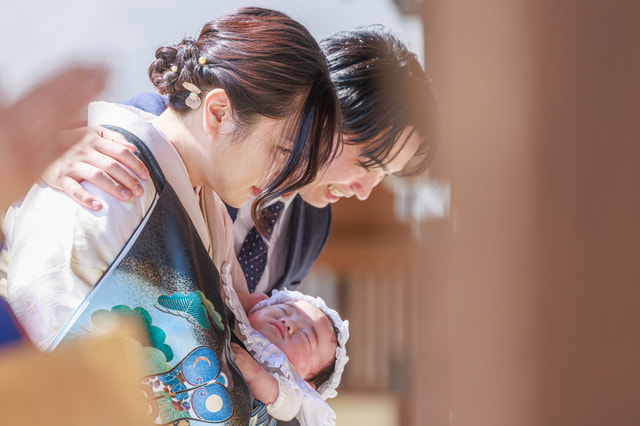 代々木八幡宮のお宮参りで神前に礼をするご家族写真