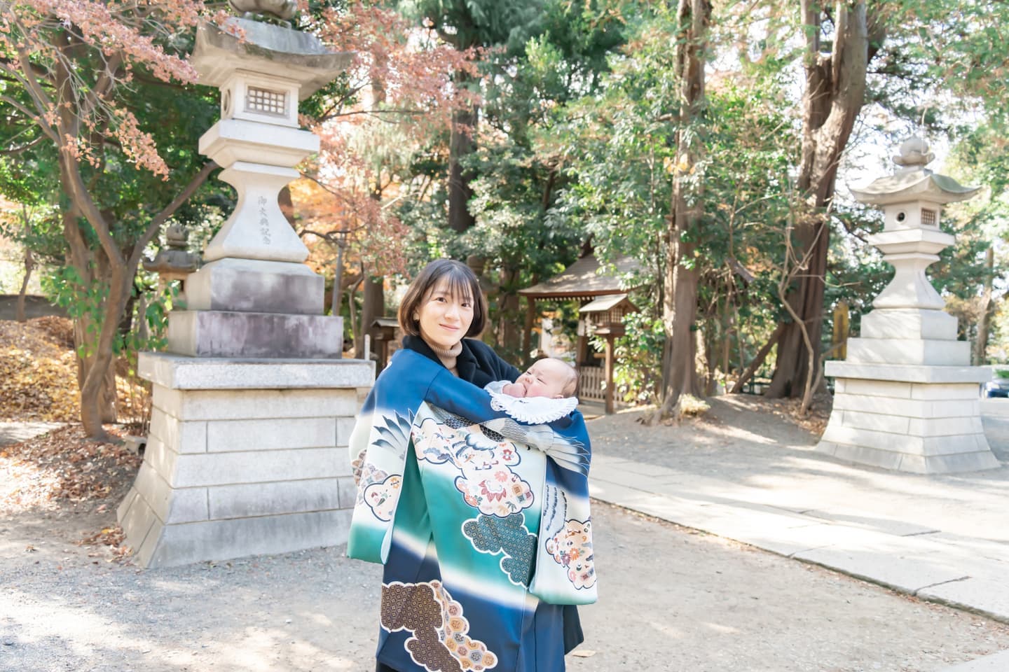 代々木八幡宮の境内でお宮参りの赤ちゃんを抱っこするママの写真